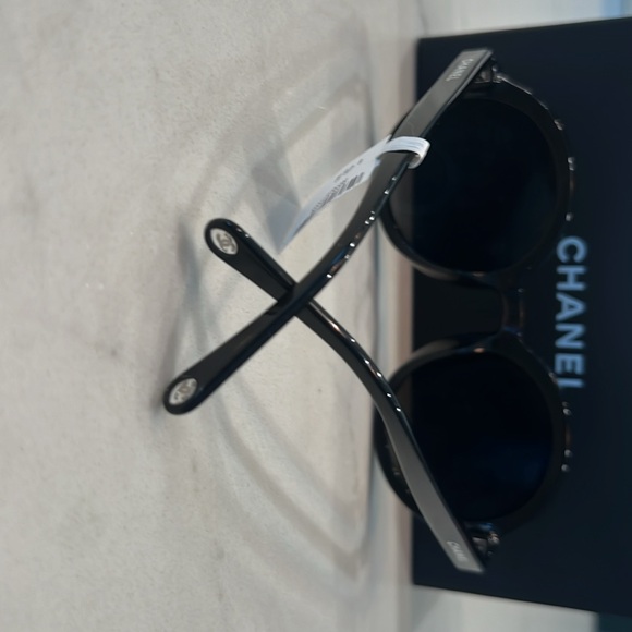 CHANEL POLARIZED SUNGLASSES - Picture 4 of 8